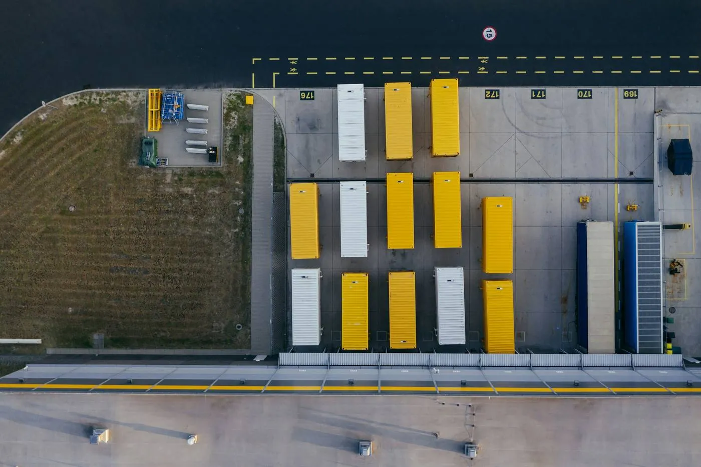 Pátio de docas com carretas estacionadas, visto de cima
